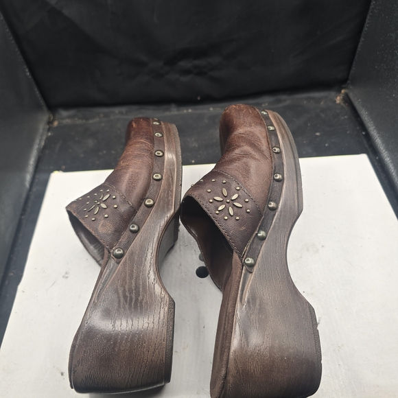 White Mountain Brown Leather Mules with‎ Floral Cutouts - Picture 6 of 7